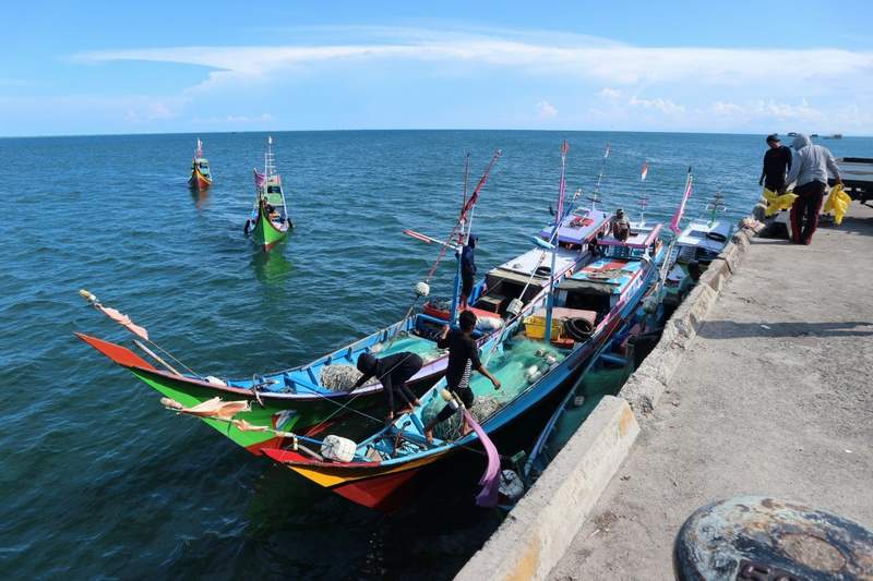 HASIL LAUT: Nelayan di kawasan pesisir Berau bersandar usai menangkap ikan di laut.