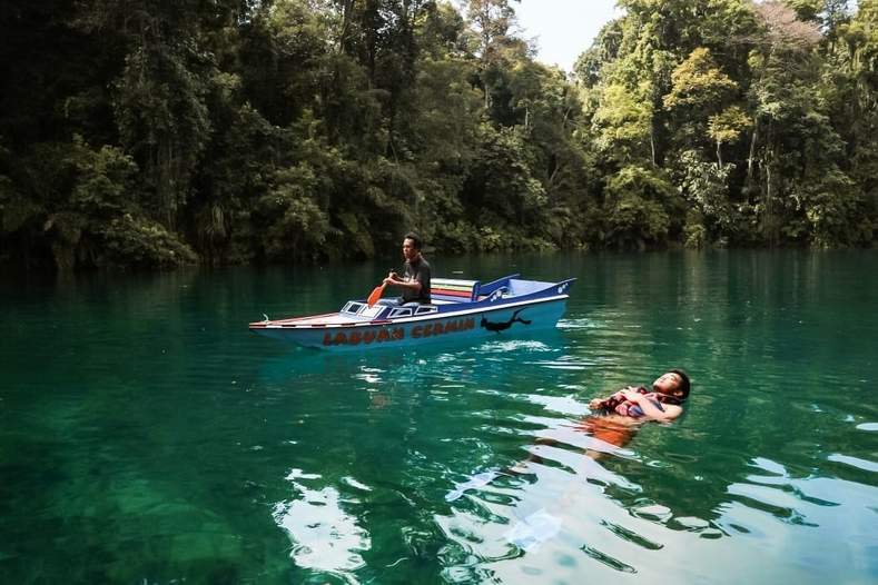 ADA PEMBENAHAN: Keindahan panorama yang terpancar dari beningnya Danau Labuan Cermin jadi daya tarik wisatawan untuk datang ke Bidukbiduk.