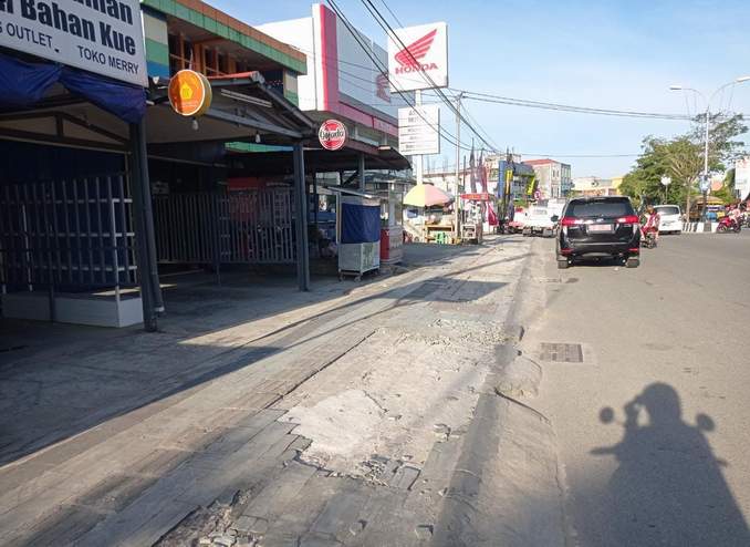 RUSAK: Konstruksi trotoar di Jalan Ahmad Yani bakal diperbaiki melalui pendanaan APBD tahun ini.