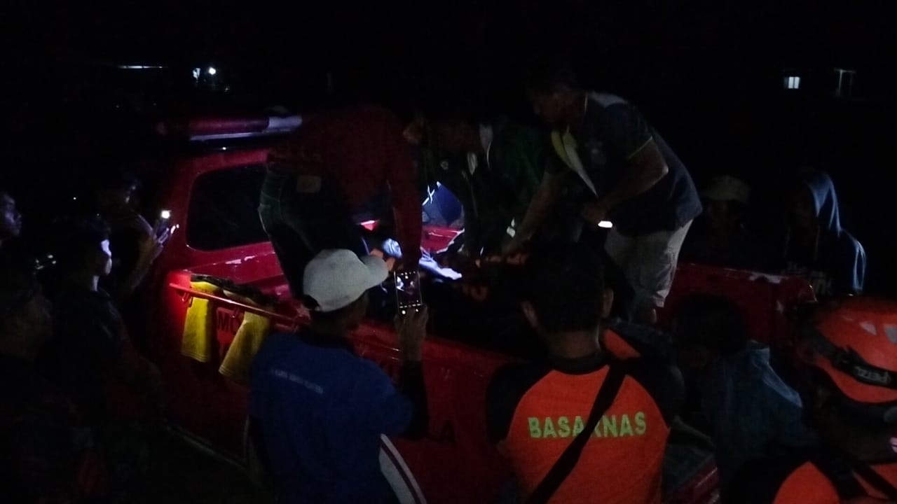TAK BERNYAWA : Tim gabungan saat melakukan evakuasi terhadap Jasad An (26 ) yang tenggelam di Kampung Dumaring, Kecamatan Talisayan,  Rabu (15/2).