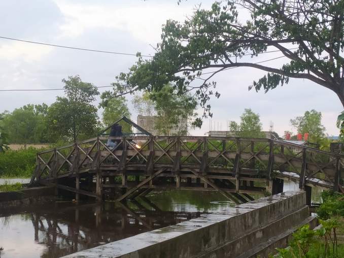 BAKAL DIROMBAK: Struktur fondasi jembatan kayu depan SMP 7 akan dibangun ulang dengan skema beton pada tahun depan.