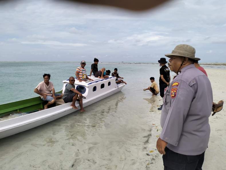 PENCARIAN: Tim gabungan dari TNI/Polri, BPBD Berau dan PMI Berau dibantu warga melakukan pencarian terhadap MR (10) yang terbawa arus pada Minggu (12/3).