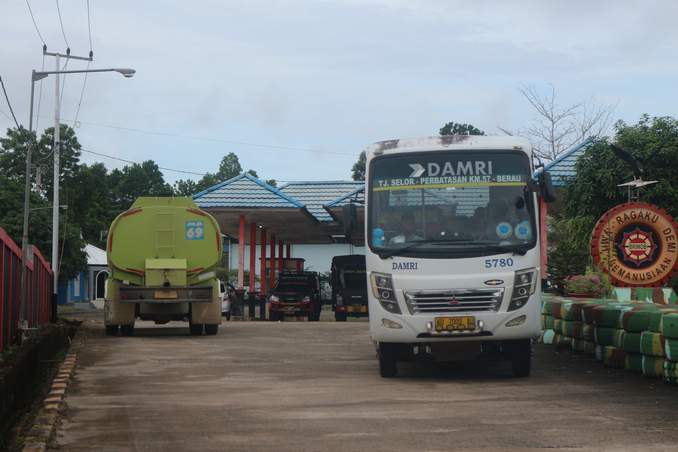 MENDEKATI ARUS MUDIK: Salah satu bus DAMRI di Terminal Rinding, Teluk Bayur, Berau.