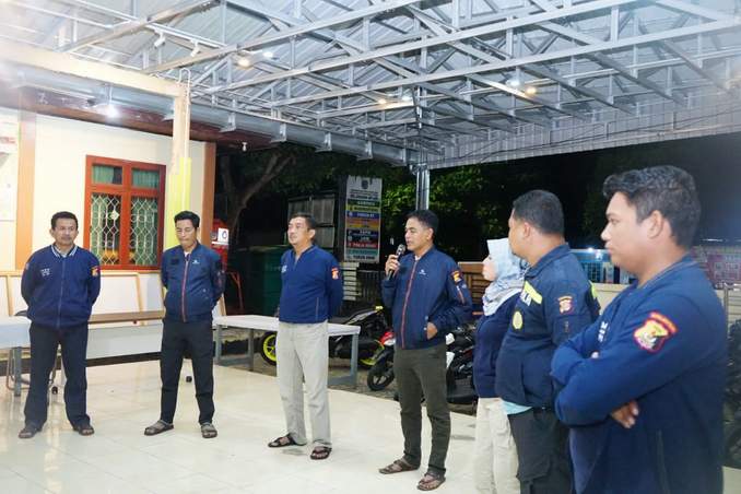 BERI ARAHAN: Personel FKPM Kelurahan Api-Api bersiap diri untuk menggelar kegiatan patroli rutin untuk mencegah aksi balapan liar.