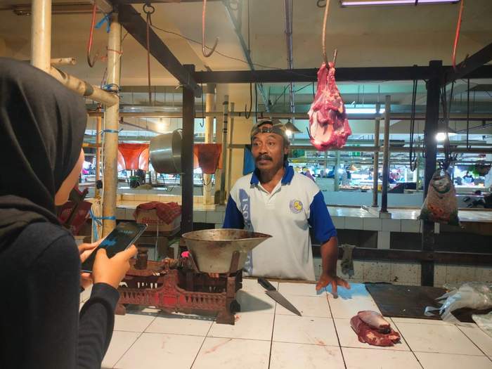 SEPI PEMBELI: Sudah dua bulan terakhir, pembeli yang datang ke lapak daging milik Sukiman di Pasar Tamrin berkurang. Penjualan turun hingga 50 persen.