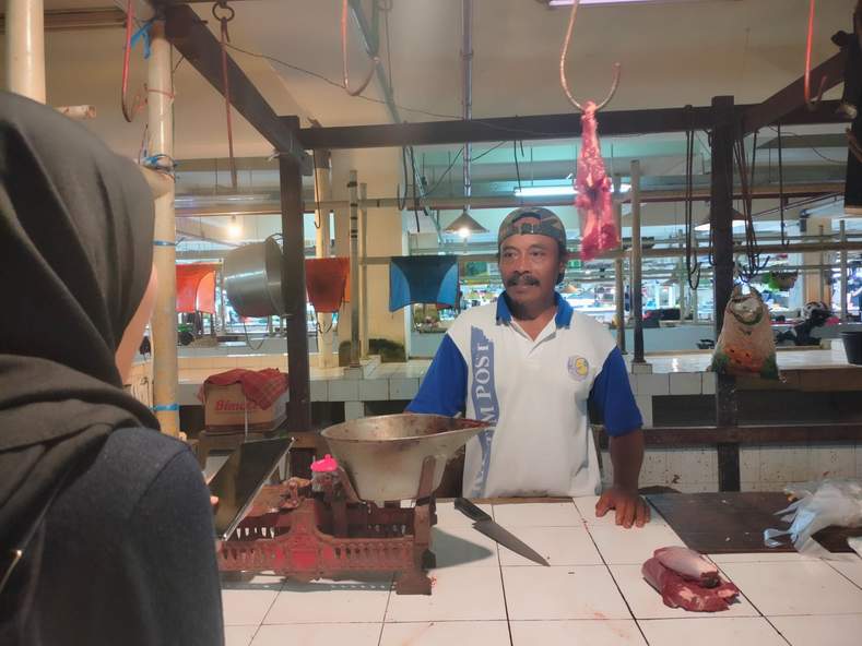 Masuknya daging beku di Bontang membuat penjualan daging sapi di pasar lesu. Ilustrasi