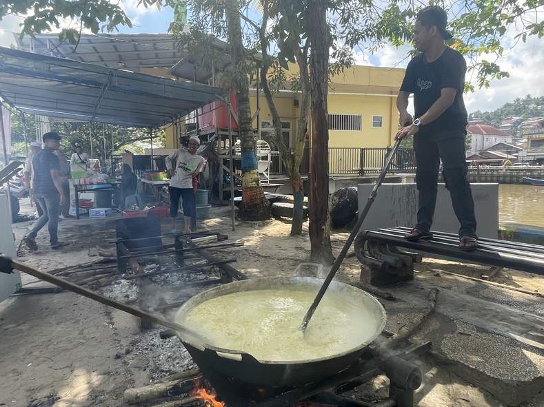 HARI ISTIMEWA. Memperingati 10 Muharram, masyarakat di Muso Salim berkumpul untuk membuat bubur asyura. (MELI/SAPOS)