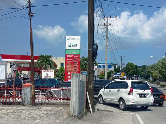 ANTREAN  PANJANG: Penyetopan sementara penyaluran BBM jenis pertalite di SPBU Tanjung Laut berimbas pada membeludaknya jumlah pembeli di SPBU lainnya di Kota Taman.