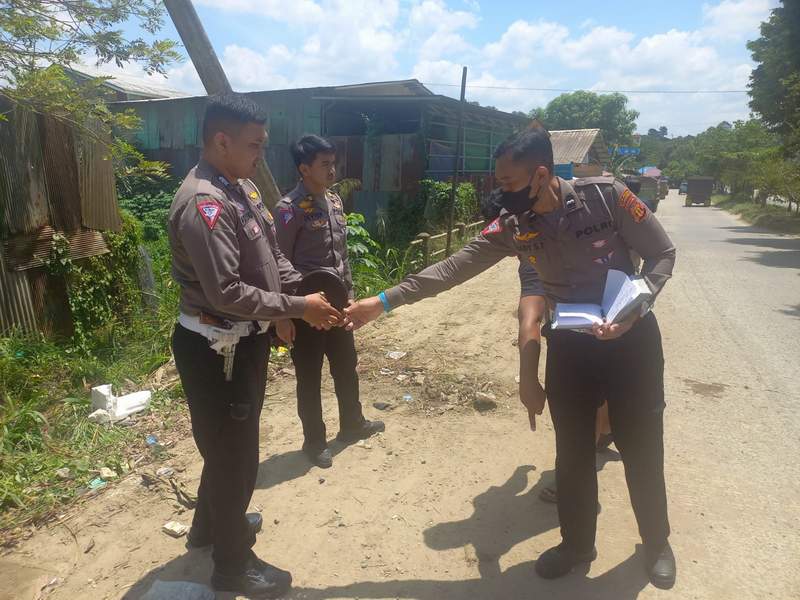 PENUH PASIR. Unit Lakalantas Satlantas Polresta Samarinda melakukan olah TKP di Jalan Ring Road, yang menjadi lokasi tewasnya pemotor karena menabrak truk parkir.DOK/SAPOS