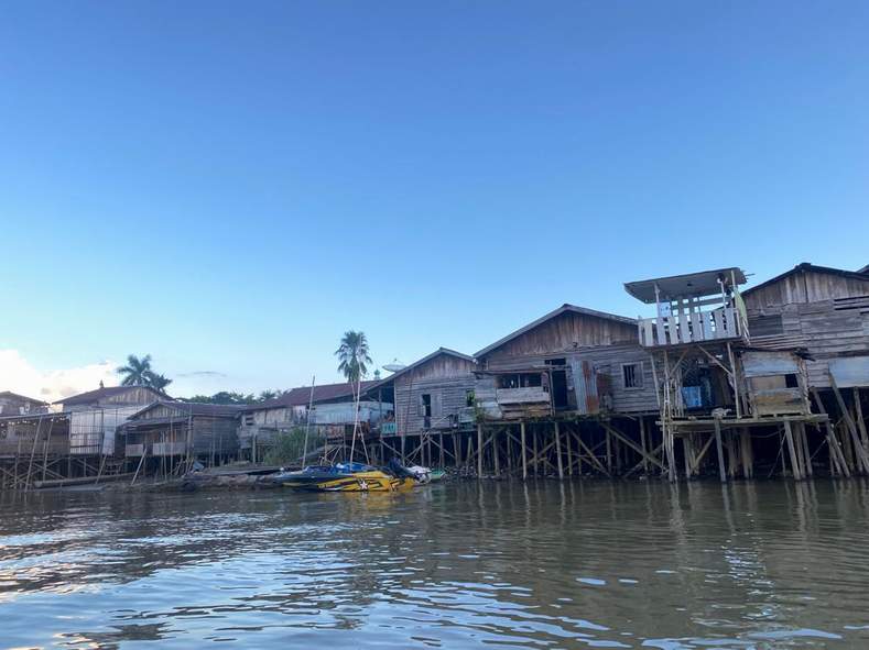 MENGANGGU ESTETIKA: Permukiman di bantaran Sungai Kelay akan dipercantik dengan menyeragamkan perwajahan rumah-rumah di sana. Hal ini untuk mendukung Berau sebagai wilayah pariwisata penyokong IKN mendatang.
