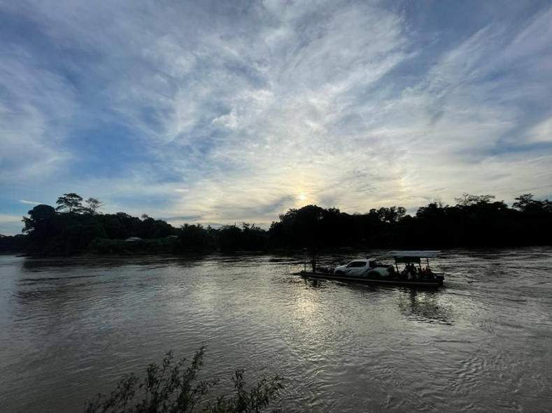 MASIH PAKAI KAPAL KAYU: Bagi masyarakat Kampung Muara Lesan, Kampung Panaan hingga Kampung Mapulu di Kelay,  terpaksa menyeberangi aliran Sungai Muara Lesan untuk mempersingkat jarak tempuh. ZAINUDDIN IRAWAN UNTUK BERAU POST
