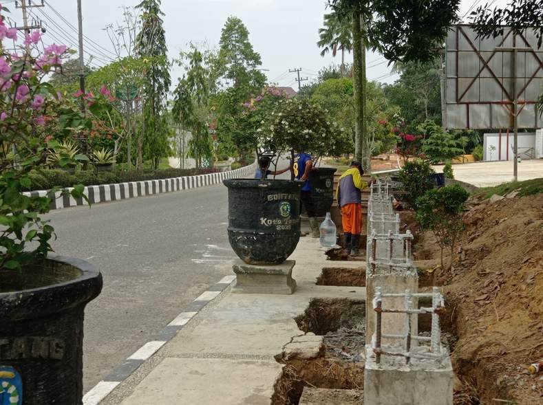 DIKERJAKAN: Di sekitar lokasi Tugu Selamat Datang bakal dipercantik dengan tambahan ornamen api emas, yang ditarget rampung pada akhir tahun.