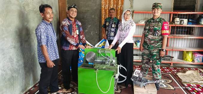 SERAHKAN: Kelurahan Satimpo menyalurkan glodok madu kelulut bagi RT 19 dan 21 melalui program stimulan tahun ini.