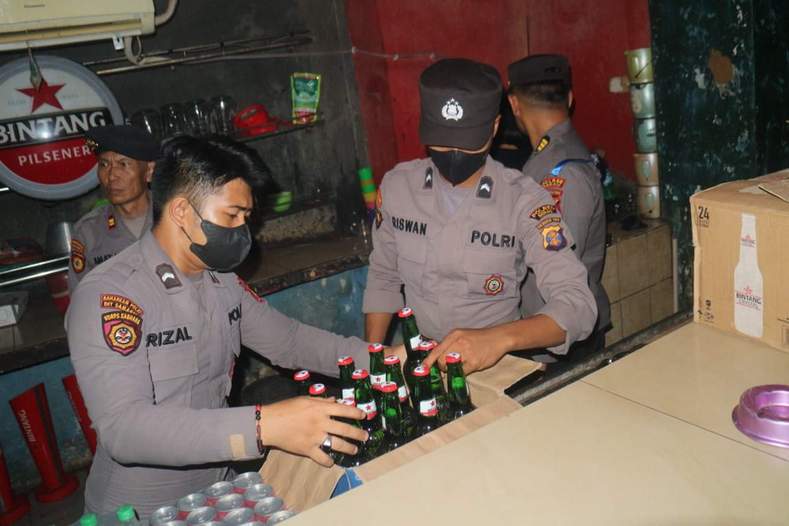 DITERTIBKAN: Petugas gabungan saat melakukan razia miras beberapa waktu lalu.