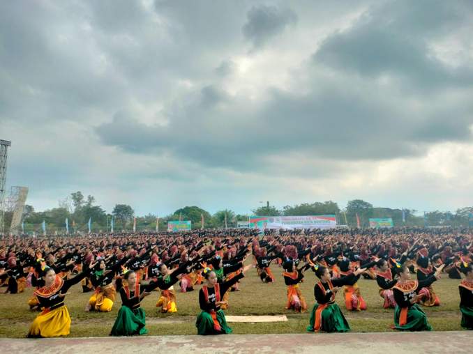 LESTARIKAN BUDAYA: Ribuan pelajar dari sejumlah sekolah dilibatkan sebagai penari jepen saat perayaan HUT Ke-27 Bontang di Lapangan Bessai Berinta.