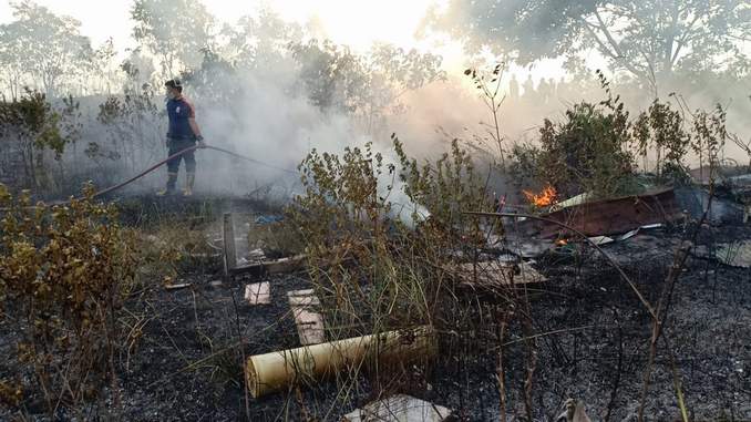 PAKAI MASKER: Asap yang ditimbulkan akibat kebakaran hutan berpotensi menyebabkan penyakit saluran pernapasan akut.