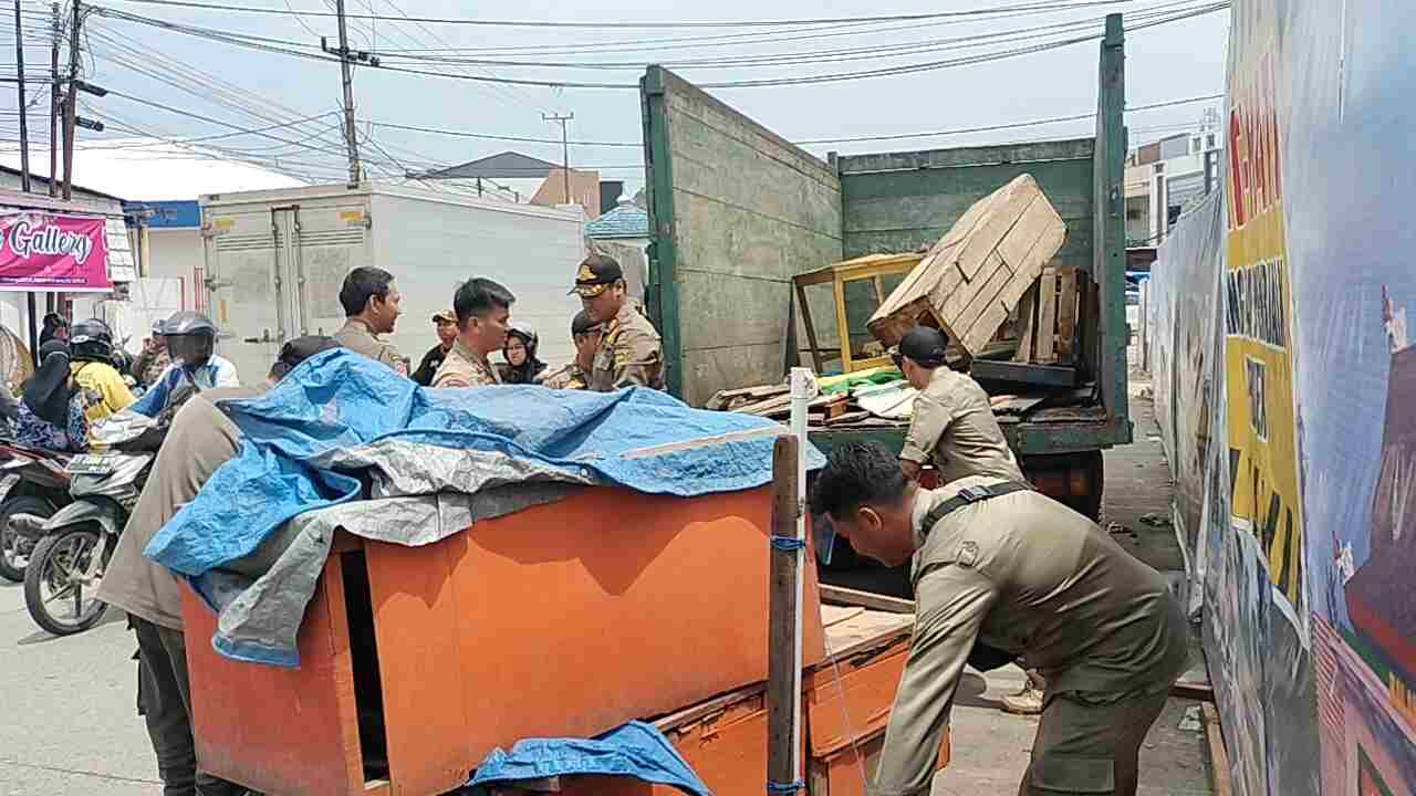 BANDEL. Petugas Satpol PP tengah angkut perabotan pedagang kaki lima (PKL) di Jalan Sentosa, Kelurahan Sungai Pinang adalah, Kecamatan Sungai Pinang. (kis)