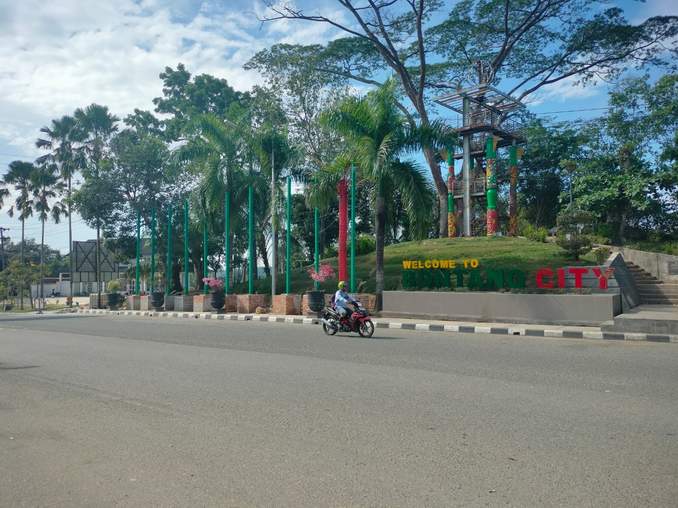 IKON KOTA : Pekerjaan penambahan ornamen di Tugu Selamat Datang ditarget bisa selesai pekaan ini.