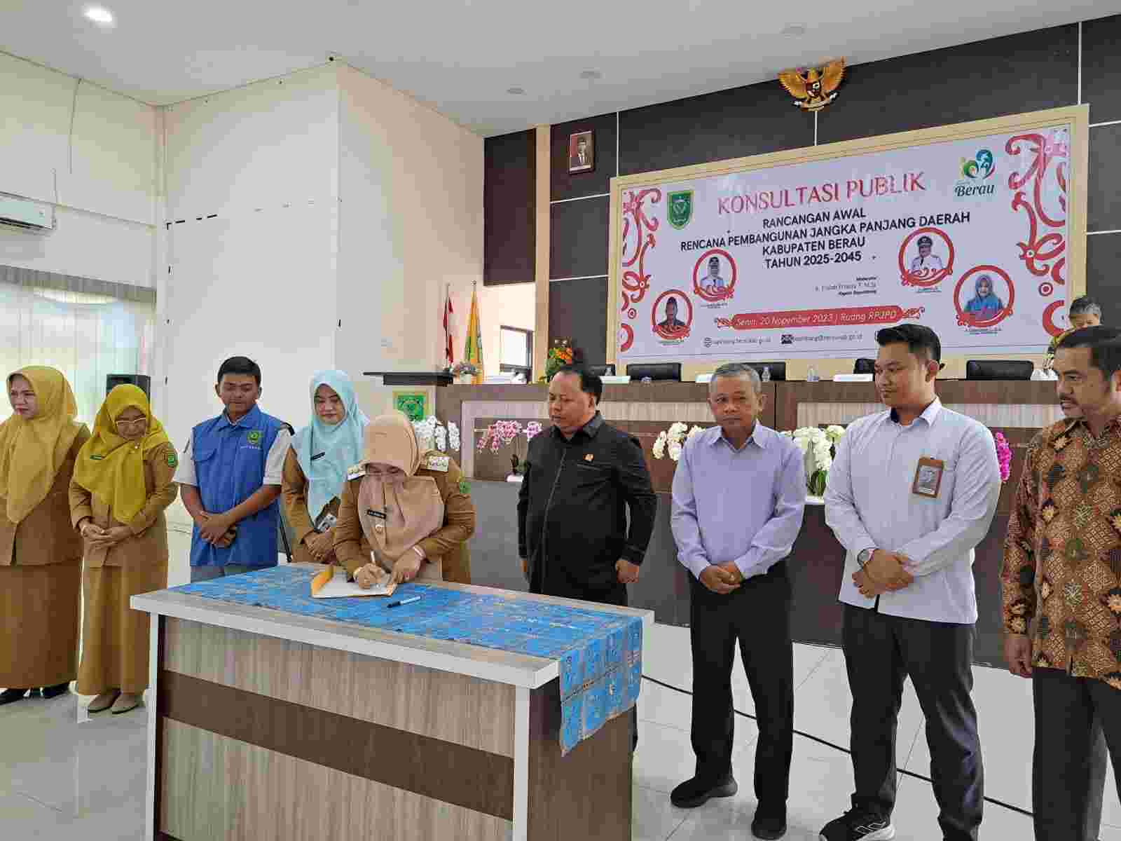 RANWAL RPJPD: Bupati Sri Juniarsih Mas menandatangani berita acara kesepakatan rancangan awal RPJPD Berau tahun 2025–2045.
