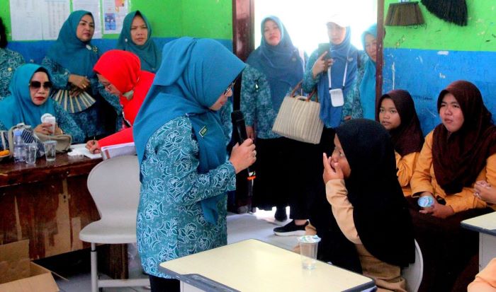 CEGAH TENGKES: Ketua TP PKK Berau Sri Aslinda Gamalis bersama kader dan pelajar di Pulau Derawan mengampanyekan gerakan minum tablet tambah darah dalam rangka cegah tengkes.