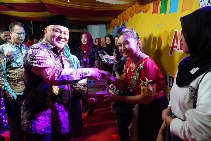 LESTARIKAN BUDAYA: Wabup Berau Gamalis menyerahkan hadiah kepada pemenang lomba tari tradisional di malam penutupan Abutta Banua Sambaliung 2023.