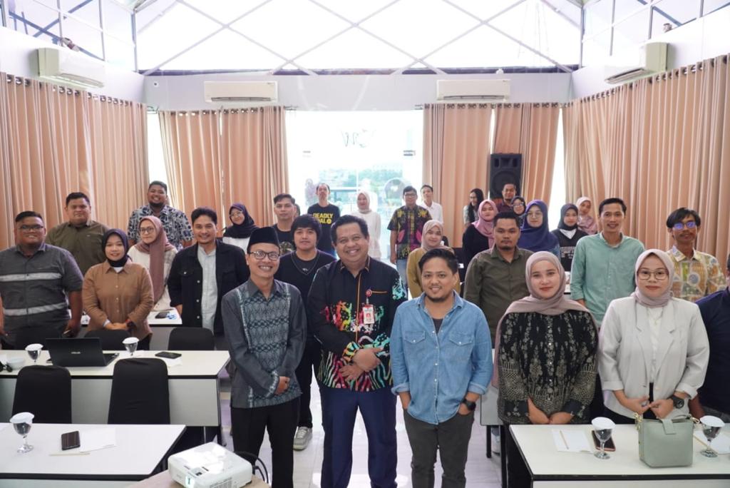 MOMEN: Kepala Diskominfo Bontang Anwar Sadat (depan, kedua kanan) bersama narasumber dan peserta pelatihan jurnalistik.