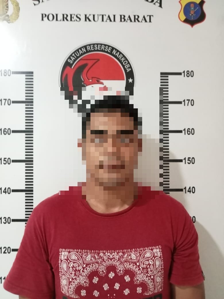 DITANGKAP POLISI : Seorang pemuda berinisial MDJ diamankan saat mengambil sabu-sabu di belakang sebuah hotel di Barong Tongkok, Kamis (30/11) malam. (LUKMAN HAKIM/KP)