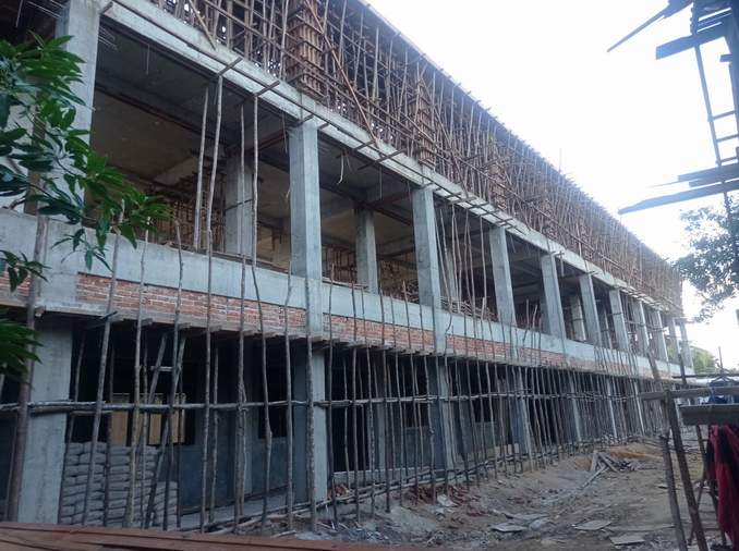 BELUM RAMPUNG: Pembangunan ruang kelas baru di SMP 1 Bontang diduga masih 70 persen progresnya, padahal kontrak bakal berakhir 11 Desember mendatang.