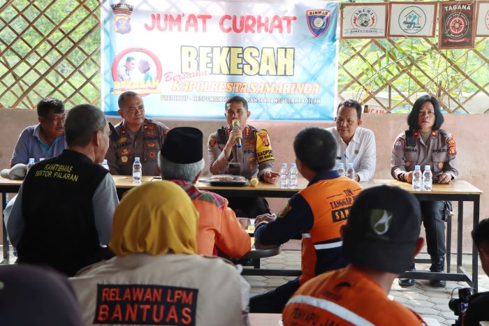 BERIKAN SOLUSI. Kapolresta Samarinda, Kombes Pol Ary Fadli ketika menjawab curhatan warga Palaran, yang mempertanyakan sejumlah hal mengenai kamtibmas.OKE/SAPOS