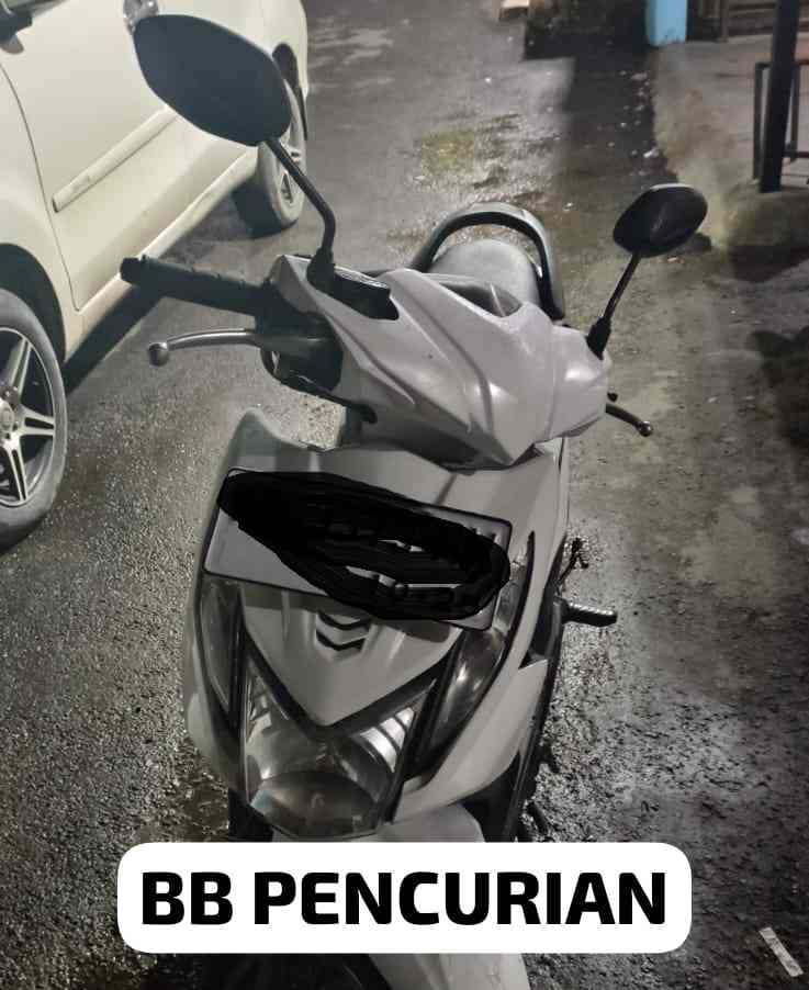 SEPI. Yulkani ditangkap polisi berikut barang bukti sepeda motor hasil curian. (ist)