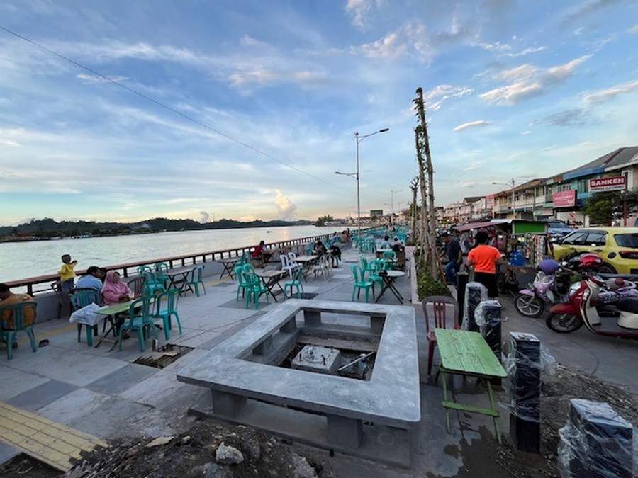 MASIH BERPROSES: Pekerjaan revitalisasi tepian sungai yang ada di Kecamatan Tanjung Redeb ini, salah satu proyek yang sampai saat ini belum rampung.