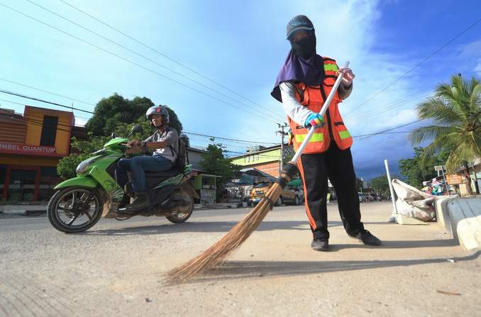 DAPAT KABAR BAIK: Seorang petugas kebersihan sedang menjalankan tugasnya menyapu di salah satu sudut kota di Tanjung Redeb.