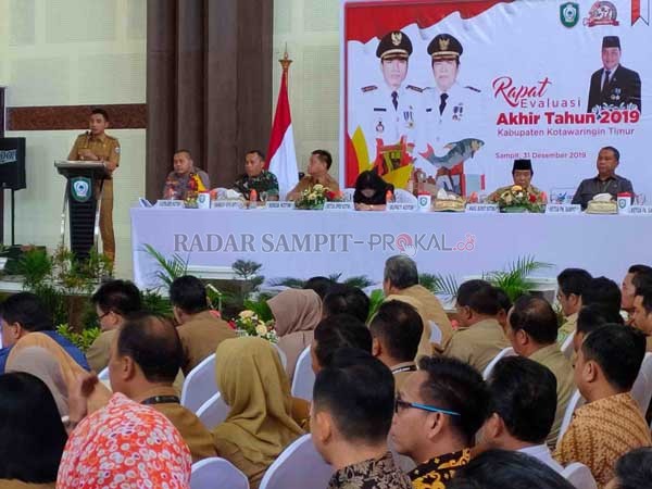 EVALUASI: Rapat evaluasi akhir tahun 2019 yang digelar guna melihat kinerja serta kendala dalam membangun Kotim sepanjang tahun 2019, bertempat di rumah jabatan Bupati Kotim, Selasa (31/12).(YUNI/RADAR SAMPIT)
