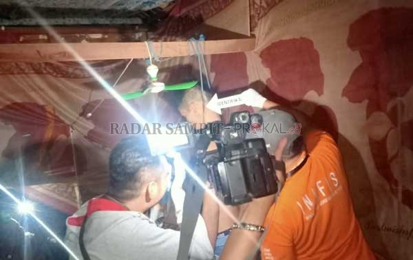 EVAKUASI: Jenazah Saiful Fikri yang ditemukan gantung diri di dalam kamarnya, diduga lantaran sering cek cok masalah rumah tangga.(IST RADAR PALANGKA)