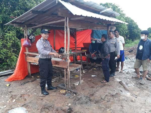 MENINGGAL DUNIA : Personil Polsek Mantangai bersama rekan korban saat melihat korban yang sudah tidak bernyawa di salah satu pondok  petugas keamanan.(POLSEK MANTANGAI For RADAR SAMPIT)