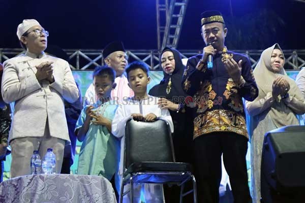 MALAM TAHUN BARU : Bupati Seruyan dan pejabat Forum Komunikasi Pimpinan Daerah (Forkompida) menghadiri perayaan pergantian tahun di lapangan Gagah Lurus Kuala Pembuang, Selasa (31/12) malam.(HENDRI EDITIA/RADAR SAMPIT)