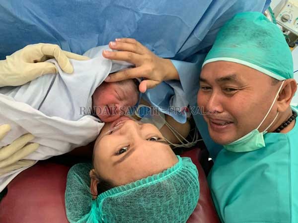 BAHAGIA: Gubernur Kalteng Sugianto Sabran bersama istri usai proses persalinan di Rumah Sakit Ibu dan Anak (RSIA) Brawijaya, Jakarta, Senin (1/1).(IST/RADAR SAMPIT)