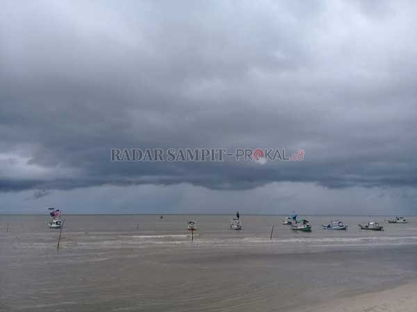 GAGAL MELAUT: Cuaca ekstrim bukan saja terjadi diperairan Kobar tetapi juga di pesisir Sukamara, nampak kapal nelayan setempat gagal melaut terhadang cuaca buruk, Jumat (3/1).(ISTIMEWA/RADAR PANGKALAN BUN)