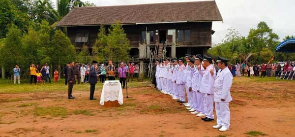 RESMI: Bupati Katingan Sakariyas, saat melantik sejumlah kepala desa di Tumbang Manggu, Jumat (3/1).(PEMKAB//RADAR SAMPIT)