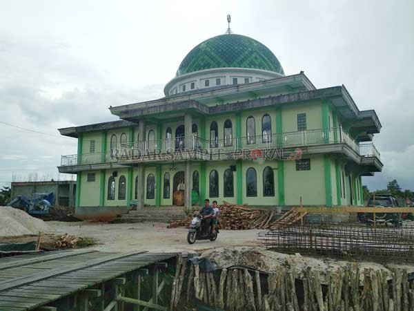 PEMBANGUNAN: Masjid Jami Nur Qolbu di Jalan Pramuka, Sampit .  (HERU/RADAR SAMPIT)