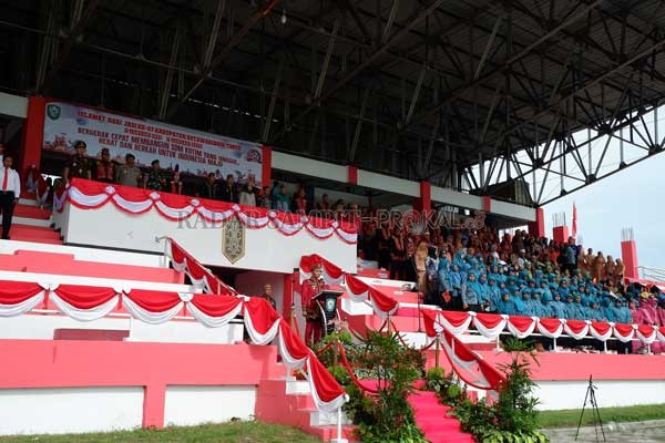 Supian Hadi saat menjadi pembina upaca Hari Ulang Tahun ke-67 Kotawaringin Timur, di Stadion 29 November Sampit, Selsa (7/1).(USAY NOR RAHMAD/RADAR SAMPIT)