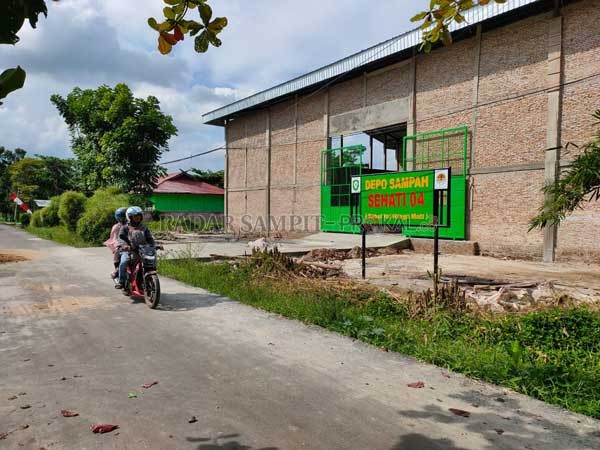 SAMPAH: Depo Sampah Sehati 04 yang berlokasi di halaman lapangan sepak bola SMPN 3 Kecamatan Baamang.(DOK YUNI/RADAR SAMPIT)