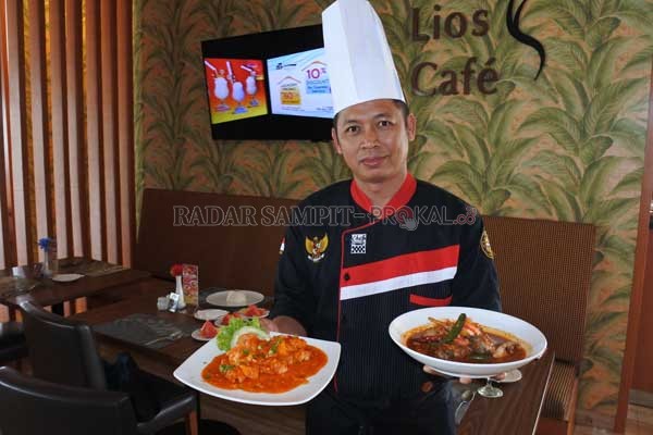SAMBUT IMLEK: Chef Muji menunjukkan menu ikan asam pedas dan cumi chrispy saus singapore di Lios Cafe, Aquarius Boutique Hotel Sampit kemarin.