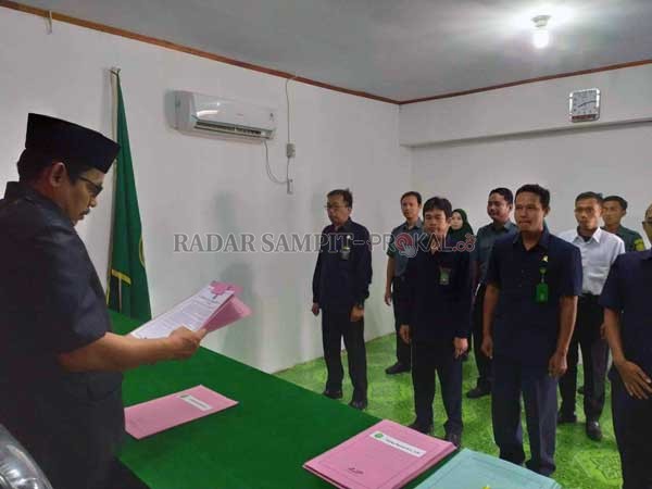 IKRAR: Ketua Pengadilan Agama Kuala Kurun Kelas II Muhammad Aliyuddin memimpin pembacaan ikrar dan penandatanganan pakta integritas yang diikuti pejabat dan pegawai PA, Senin (6/1).(MUHAMMAD ALIYUDDIN FOR RADAR SAMPIT)