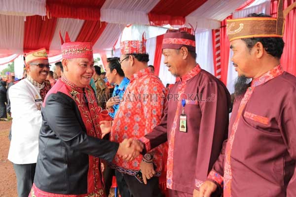 HUT KOTIM: Sekda Kotim Halikinnor dan Camat Parenggean bersalaman dengan para tamu pada kegiatan HUT Kotim di Kecamatan Parenggan, wilayah utara Kotim, Selasa (7/1).(PROKOM/RADARSAMPIT)