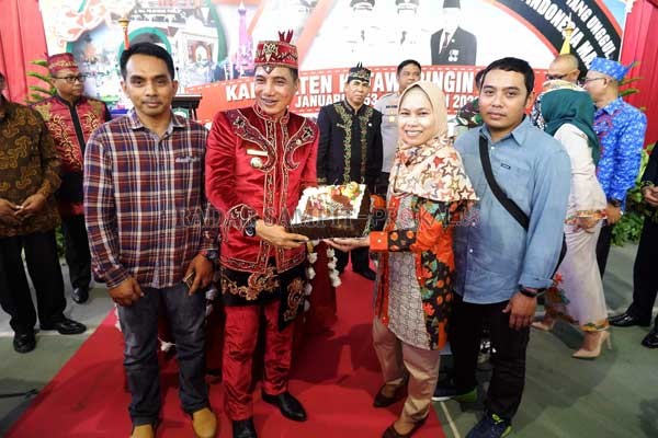 HUT KOTIM: Direktur Radar Sampit Siti Fauziah memberikan kue ulang tahun kepada Bupati Kotawaringin Timur Supian Hadi dalam peringatan hari jadi ke-67 Kotim, Selasa (7/1).(USAY NOR RAHMAD/RADAR SAMPIT)