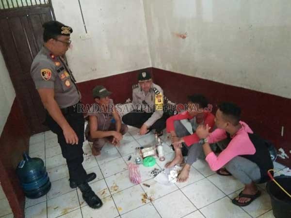 DIAMANKAN : Kapolsek Pahandut Kompol Edia Sutaata bersama personel mengamankan dua remaja lantaran mengamuk karena mabuk dan membawa senjata tajam.(IST/RADAR PALANGKA)