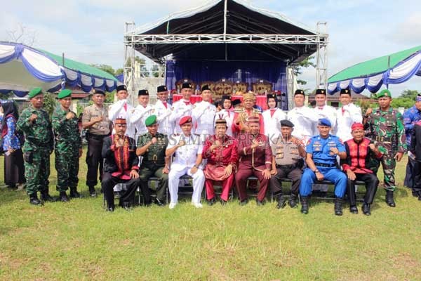 FOTO BERSAMA: Wakil Bupati Kotim M Taufiq Mukri saat berfoto bersama dengan seluruh jajaran dan tamu undangan, pada saat perayaan HUT Kotim di Begendang, Kecamatan Mentaya Hilir Utara, Selasa (7/1).(PROKOM/RADARSAMPIT)
