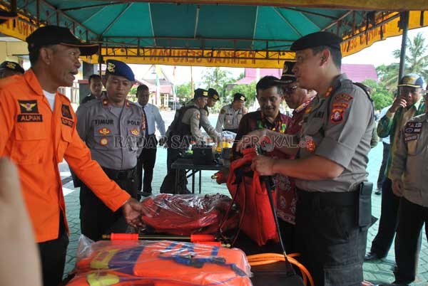 SIAP HADAPI BENCANA : Kapolres Seruyan dan jajaran Pemkab Seruyan mengecek sarana dan prasarana penanganan bencana alam seusai apel gelar pasukan Aman Nusa II, Kamis (9/1) kemarin.(HENDRI EDITIA/RADARSAMPIT)