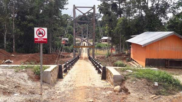 BUKA AKSES ; Salah satu dari empat jembatan gantung yang telah diselesaikan pembangunannya oleh Dinas PUPR Kabupaten Kobar. Keberadaan empat jembatan gantung itu menjadi pembuka akses ekonomi dan juga pertumbuhan kawasan masyarakat di Kecamatan Arut Utara